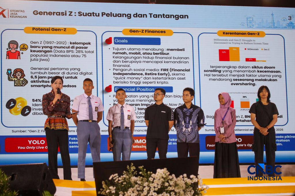 Ketua Dewan Komisioner OJK, Friderica Widyasari Dewi menanggapi pertanyaan audience dalam Jogja Financial Festival 2026 di Jogja Expo Center (JEC), Yogyakarta, DIY, Jumat (22/5/2026). (CNBC Indonesia/Faisal Rahman)