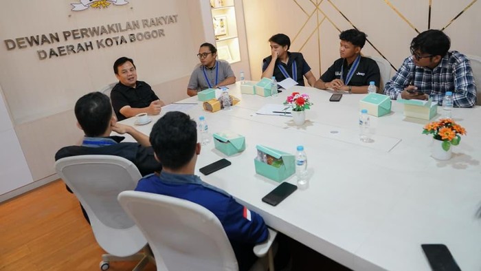 Ketua DPRD Kota Bogor, Adityawarman Adil, menerima kunjungan dan audiensi dari perwakilan Gerakan Mahasiswa Kristen Indonesia (GMKI) Kota Bogor