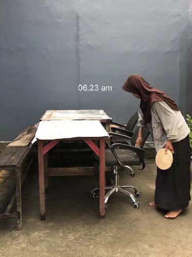 Kisah inspiratif Gen Z yang mulai merintis usaha kedai jajanan murah dari teras rumah demi mewujudkan impian punya kafe.