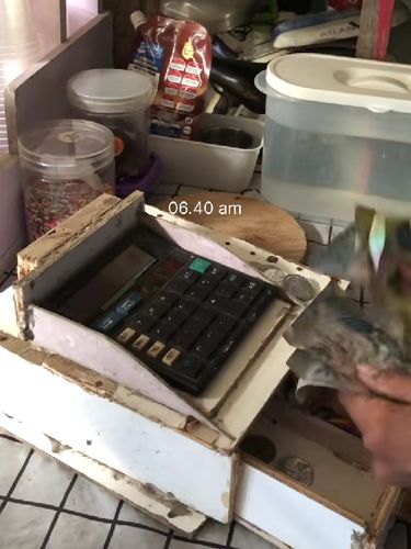 Kisah inspiratif Gen Z yang mulai merintis usaha kedai jajanan murah dari teras rumah demi mewujudkan impian punya kafe.