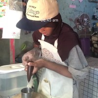 Gadis Bekasi Ini Viral Buka Kedai dari Teras Rumah: Ditonton 45 Juta Kali!
