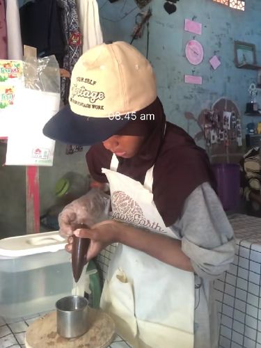 Kisah inspiratif Gen Z yang mulai merintis usaha kedai jajanan murah dari teras rumah demi mewujudkan impian punya kafe.