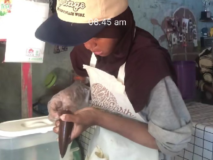 Kisah inspiratif Gen Z yang mulai merintis usaha kedai jajanan murah dari teras rumah demi mewujudkan impian punya kafe.