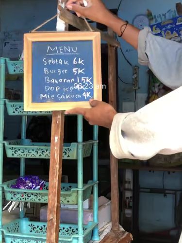 Kisah inspiratif Gen Z yang mulai merintis usaha kedai jajanan murah dari teras rumah demi mewujudkan impian punya kafe.