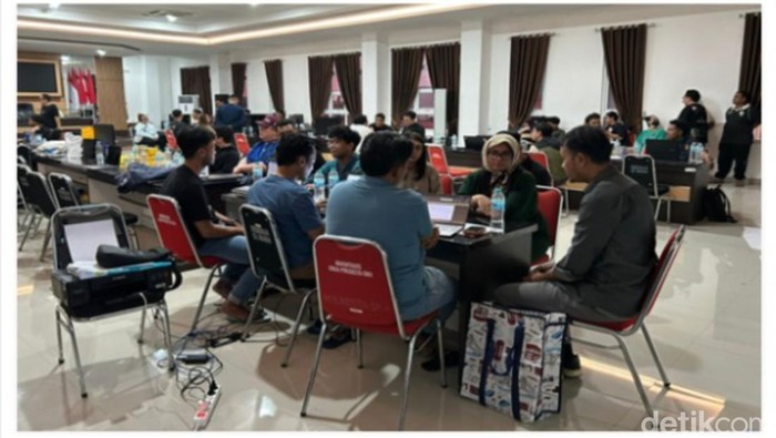 Komplotan scammer ditangkap tim Polda Jateng dari Solo Baru. Foto diunggah Jumat (22/5/2026).