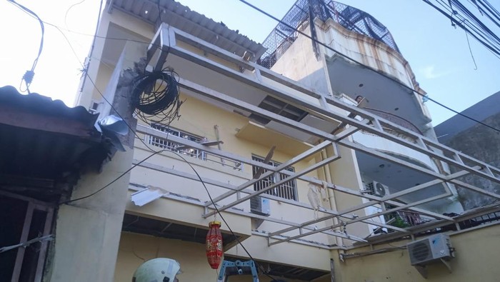 Ledakan gas mengakibatkan rumah warga di Tambora, Jakarta Barat porak-poranda, Jumat (22/5/2026) pagi.