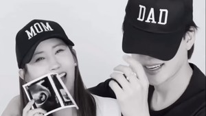 Teman-teman selebritas, seperti Oh Yun Soo, Sung Yu Ri, dan komedian Shim Jin Hwa memberikan ucapan selamat pada pasangan ini. Mereka juga ikut bahagia atas kabar bahagia ini. Foto: Instagram @leedahey4eva