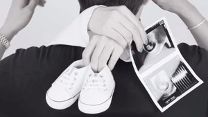 Lee Da Hae dan Se7en mengunggah video hitam putih di laman Instagram pribadinya, Kamis (21/5/2026). Sang aktris semula memeluk Se7en yang membelakangi kamera dengan memperlihatkan sepatu bayi dan foto USG. Foto: Instagram @leedahey4eva