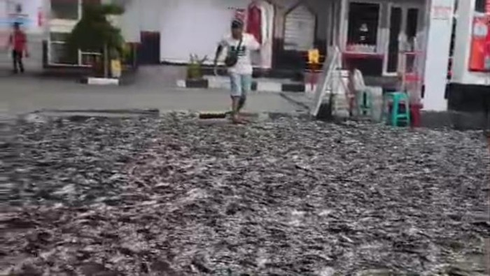 Lele memenuhi SPBU Cokro, Daleman, Klaten karena pintu mobil copot.