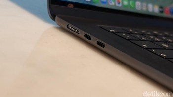 Bagian kiri MacBook Air M5 dilengkapi port MagSafe 3 untuk pengisian daya serta dua port Thunderbolt 4 USB-C yang mendukung transfer data super cepat, charging, hingga koneksi ke monitor eksternal. Penempatan port ini membuat setup kerja terlihat lebih rapi dan modern. Foto: Adi FT/detikINET