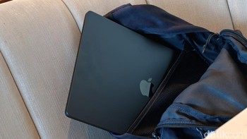 Model 15 inch hadir dengan dimensi lebih besar untuk pengalaman multitasking yang lebih lega, namun tetap nyaman digunakan sehari-hari. Desainnya yang tipis membuat laptop ini tetap mudah masuk ke dalam tas ransel tanpa terasa merepotkan saat dibawa bepergian. Foto: Adi FR/detikINET