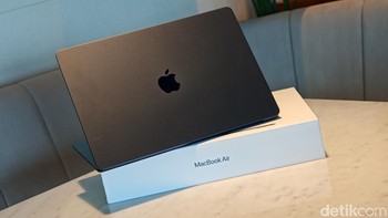 Ini adalah varian Midnight. Selain itu tersedia dalam balutan warna Sky Blue, Starlight dan Silver, Foto: Adi FR/detikINET
