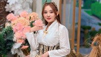 Meisita Lomania mengatakan setelah padat jadwal syuting dirinya jadi jompo. Ada satu barang yang kalau ketinggalan aku bisa marah banget, ini inhaler. Ada yang ada minyak anginnya, aku kayak udah jompo gitu loh, ujarnya dilihat di YouTube Insertlive, Kamis (21/5/2026). (Foto: dok Instagram meisitalomania)