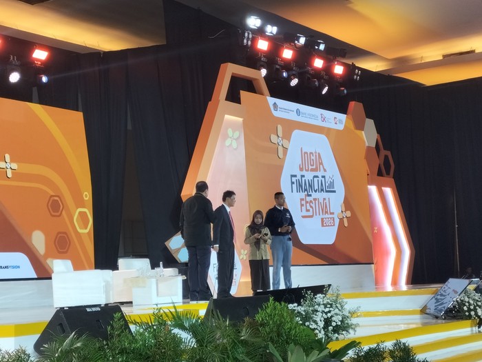 Menkeu Purbaya Yudhi Sadewa saat menjawab pertanyaan 2 siswa SMA di Jogja Financial Festival 2026, Jumat (22/5/2026)