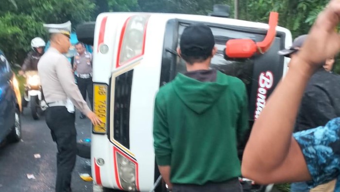 Bus jemaat gereja terguling di Minahasa Selatan setelah menghantam lubang jalan.