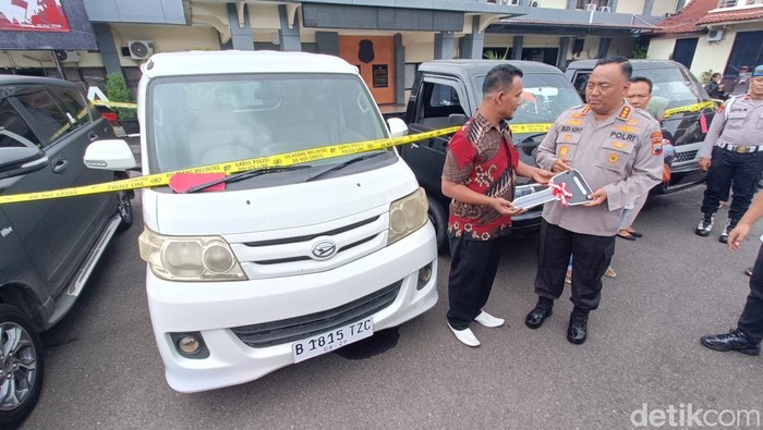 Mobil ambulans Desa Penggalang yang dicuri komplotan lintas daerah diamankan di Mapolresta Cilacap, Jumat (22/5/2026).