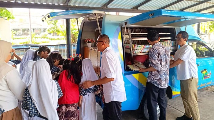 Mobil Perpustakaan Listrik Pemkot Surabaya