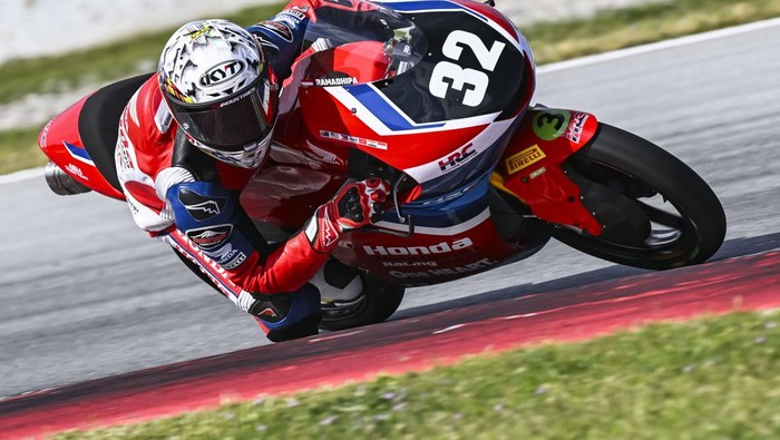Prestasi mentereng ditorehkan pebalap muda Indonesia Kiandra Ramadhipa. Rider berusia 16 tahun itu berhasil memenangkan race Moto3 Junior di Portugal.