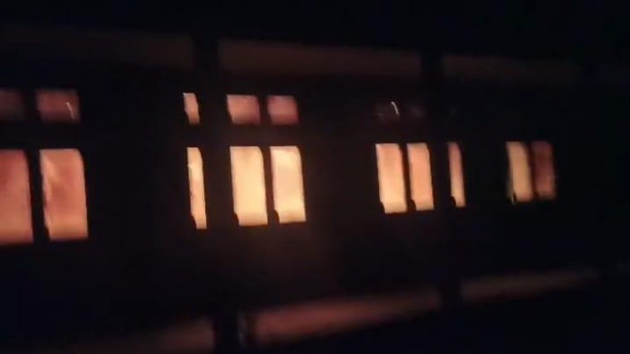 Anggota Organisasi Papua Merdeka (OMP) membakar gedung SMP Negeri Koasrama di Kabupaten Yahukimo
