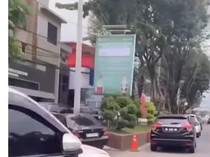 Usai Ditertibkan, Badan Jalan Merdeka Palembang Kembali Dipenuhi Mobil Parkir