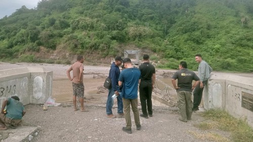 Paspampres mengecek Jembatan Termanu di Desa Manubelon, Kecamatan Amfoang Barat Daya, Kabupaten Kupang, NTT, Jumat (22/5/2026). Lokasi itu rencananya dikunjungi oleh Wapres Gibran. (Foto: Dok. Seprianus Bani)