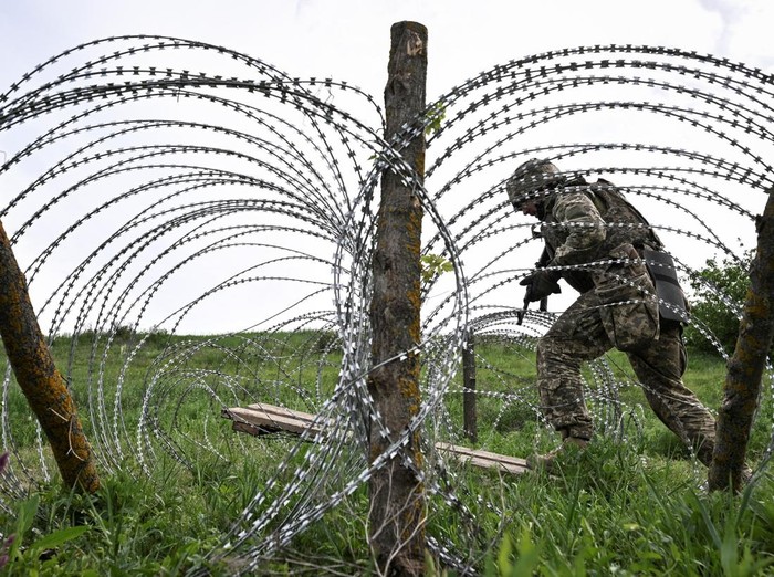Recruits of the 118th Separate Mechanized Brigade of the Ukrainian Armed Forces attend a military training near a frontline, amid Russia's attack on Ukraine, in Zaporizhzhia region, Ukraine May 21, 2026. REUTERS/Stringer