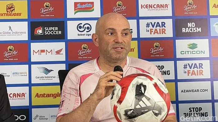 Pelatih Persebaya, Bernardo Tavares dalam jumpa pers jelang laga