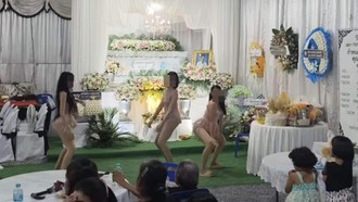 Pemakaman Viral Tuai Kontroversi, 3 Penari Seksi Joget di Depan Peti Jenazah