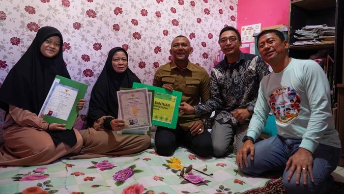 Pemberian bantuan pendidikan.