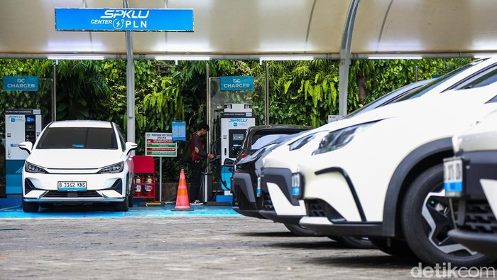 Pengendara melakukan pengisian daya baterai kendaraan listrik di Stasiun Pengisian Kendaraan Listrik Umum (SPKLU) PLN, Gambir, Jakarta, Jumat (22/5/2026).