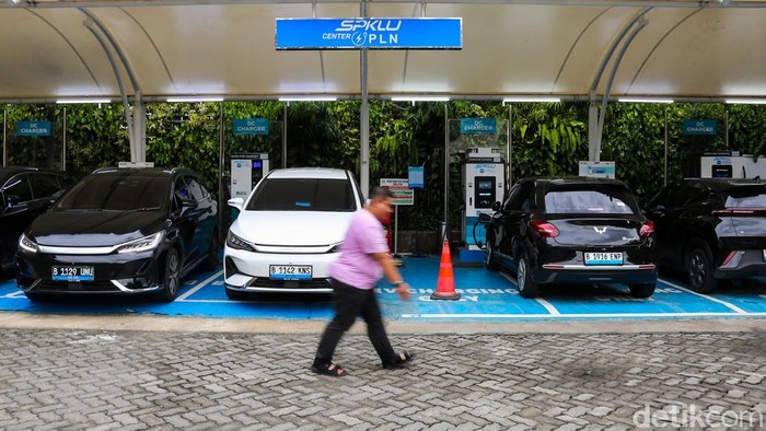 Pengendara melakukan pengisian daya baterai kendaraan listrik di Stasiun Pengisian Kendaraan Listrik Umum (SPKLU) PLN, Gambir, Jakarta, Jumat (22/5/2026).