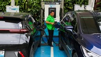 Pengendara melakukan pengisian daya baterai kendaraan listrik di Stasiun Pengisian Kendaraan Listrik Umum (SPKLU) PLN, Gambir, Jakarta, Jumat (22/5/2026).