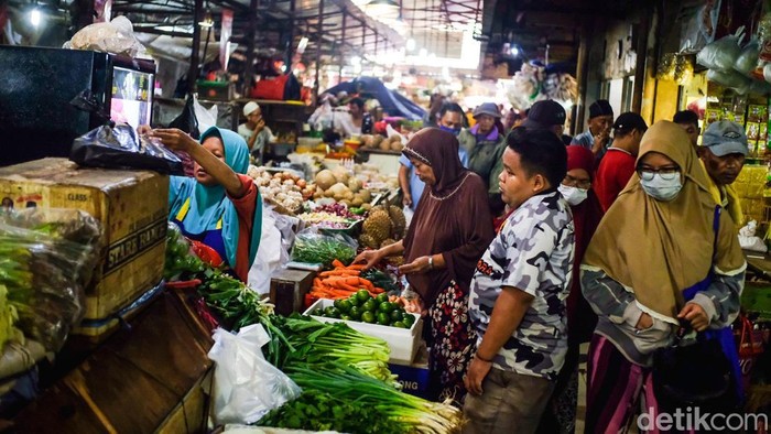 Warga bertransaksi di Pasar Kebayoran Lama, Jakarta, Jumat (22/5/2026). Harga sejumlah komoditas hortikultura di Jakarta mengalami kenaikan pada pekan kedua Mei 2026 atau menjelang Hari Raya Idul Adha.