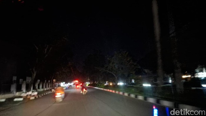 Penampakan jalanan di Pekanbaru gelap karena listrik padam