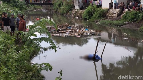 Penemuan mayat mengapung di aliran sungai perbatasan Kelurahan Ule dan Melayu, Kecamatan Asakota, Kota Bima, NTB, Jumat (22/5/2026). (Foto: Rafiin/detikBali)