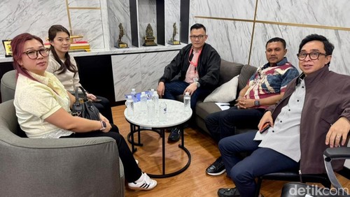 Pengacara Fransisco Bessi bersama keluarga korban pemerasan seusai membuat laporan pemerasan di Kejagung hingga Komisi III DPR, Kamis (21/5/2026).