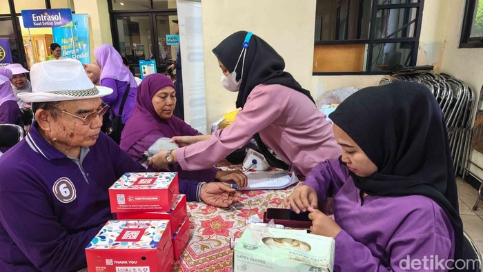 Peringatan Hari Lanjut Usia Nasional berlangsung meriah di Kantor Kecamatan Cilincing, Jakarta Utara. Kegiatan yang digelar oleh Puskesmas Cilincing tersebut diikuti ratusan warga lanjut usia dari berbagai kelurahan di wilayah Cilincing. Acara itu menjadi bentuk perhatian terhadap kesehatan dan kesejahteraan para lansia agar tetap aktif, sehat, dan produktif di usia senja.