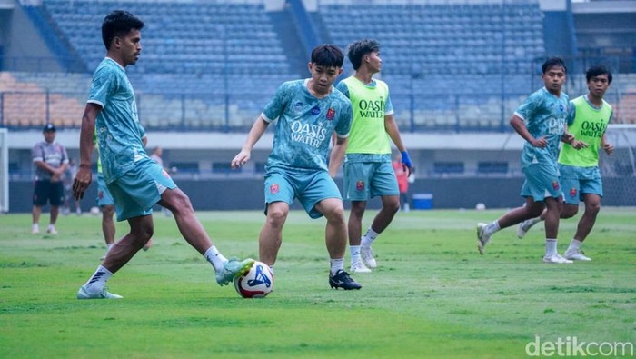 Persijap Jepara saat berlatih di Stadion Gelora Bandung Lautan Api, Jumat (22/5/2026).