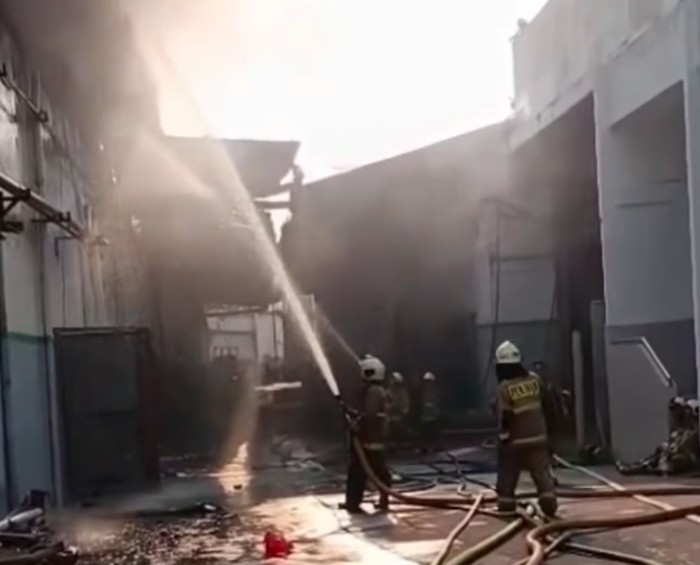 Petugas damkar masih menangani kebakaran pabrik plastik di Cengkareng, Jakbar. Penanganan kebakaran telah memasuki hari keempat. (dok IG @humasjakfire)