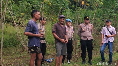 Petugas kepolisian saat melakukan olah TKP di Desa Datah, Kecamatan Abang, Karangasem, Bali. yang menjadi lokasi pencurian sapi, Kamis (21/5/2026).
