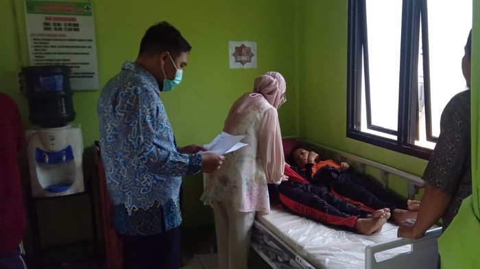 Petugas kesehatan memeriksa anak-anak SD yang diduga keracunan MBG di Selakau, Sambas.