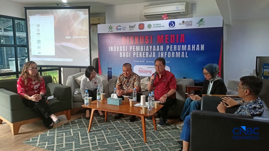 Plt Direktur Pemanfaatan Pembiayaan dan Layanan Digital BP Tapera, Alfian Arif (tiga dari kiri). (CNBC Indonesia/Ferry Sandi) Plt Direktur Pemanfaatan Pembiayaan dan Layanan Digital BP Tapera, Alfian Arif (tiga dari kiri). (CNBC Indonesia/Ferry Sandi)