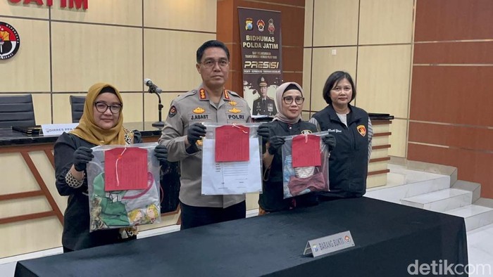 Polda Jatim ungkap kasus pencabulan anak tiri kembar di Surabaya.