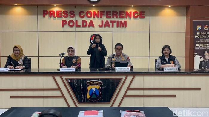 Polda Jatim ungkap kasus pencabulan anak tiri kembar di Surabaya.