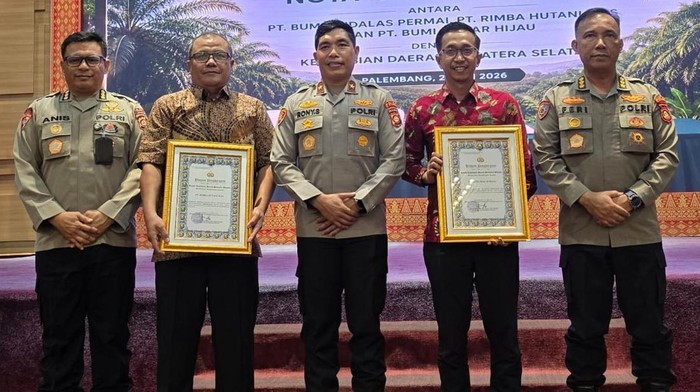 Polda Sumsel berikan penghargaan kepada perusahaan atas dedikasi pengendalian karhutla.