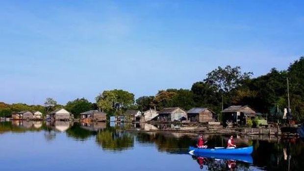 Potret kehidupan di sekitar Danau Sentarum Potret kehidupan di sekitar Danau Sentarum.