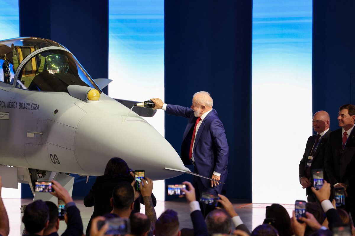 Presiden Brasil Luiz Inacio Lula da Silva menghadiri presentasi jet tempur Gripen pertama yang dirakit di Brasil oleh Embraer dan perusahaan pertahanan Swedia Saab di pabrik Gaviao Peixoto di negara bagian Sao Paulo, Brasil, 25 Maret 2026. (REUTERS/Jorge Silva)