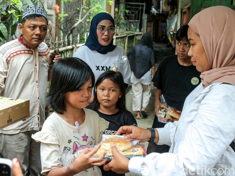 Relawan Bagikan Susu dan Alat Tulis untuk Anak di Jakarta