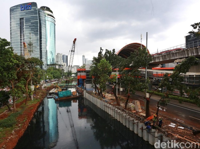 Pekerja menyelesaikan proyek revitalisasi Kali Cideng di Jalan Rasuna Said, Jakarta, Jumat (22/5/2026). Revitalisasi yang meliputi pengerukan endapan lumpur dan sampah serta pembangunan turap (sheet pile) itu untuk meningkatkan kapasitas tampung air serta mencegah luapan air ke jalan, sekaligus menjadi bagian dari peningkatan infrastruktur pengendalian banjir dan penataan kawasan yang ditargetkan rampung pada Juni 2026. Kali Cideng yang direvitalisasi membelah kawasan bisnis, apartemen dan gedung perkantoran seperti Episentrum, Setiabudi, Jakarta Selatan.