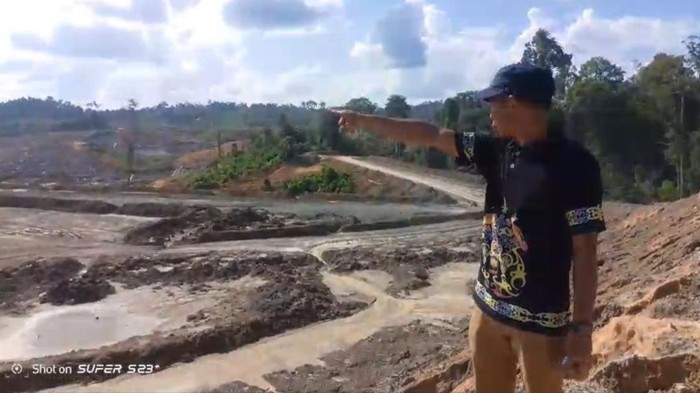 Salah satu warga, Prianto saat memperlihatkan lokasi lahannya dan warga yang terdampak oleh tambang perusahaan.